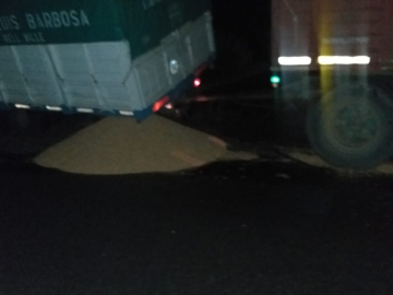 100 metros de cereal derramados en la carpeta asfáltica
