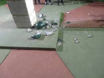 Un menor de 13 años dañó un monumento en la Plaza Perón

