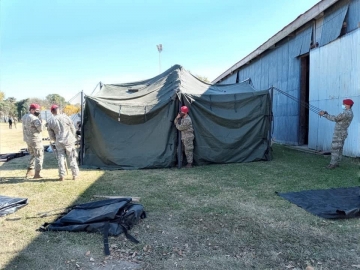 Ejército arma carpas sanitarias en Monte Buey