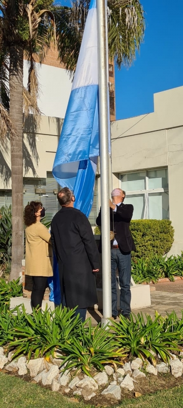 Autoridades izaron la bandera por el día patrio 