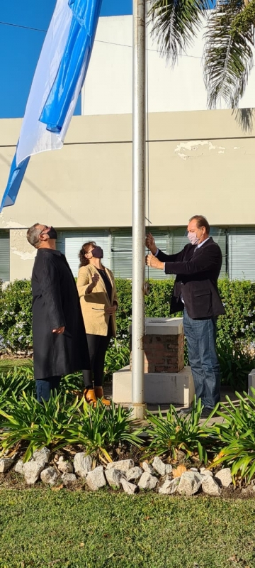 Autoridades izaron la bandera por el día patrio 