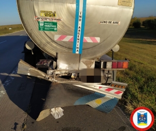 Choque entre auto y camión en autopista Rosario-Córdoba