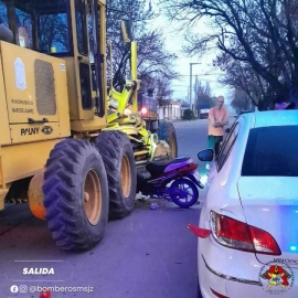Una motocicleta chocó un auto estacionado y una maquinaria vial municipal