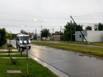 Intensa tormenta provocó daños con destrozos y un corte de energía eléctrica