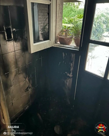 Tres perros a punto de fallecer fueron salvados por bomberos y veterinario al quedar encerrados en un incendio 