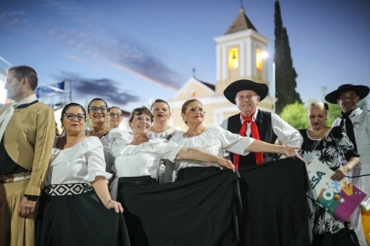 Cosquín: Llaryora anunció obras y entregó aportes al Festival Nacional de Folclore