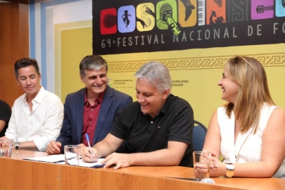 Cosquín: Llaryora anunció obras y entregó aportes al Festival Nacional de Folclore