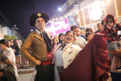 Cosquín: Llaryora anunció obras y entregó aportes al Festival Nacional de Folclore