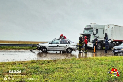Accidente en el kilómetro 426 de la autopista con un auto que pierde el control y colisiona con un guardarraíl