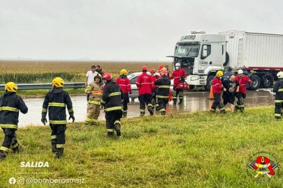 Accidente en el kilómetro 426 de la autopista con un auto que pierde el control y colisiona con un guardarraíl